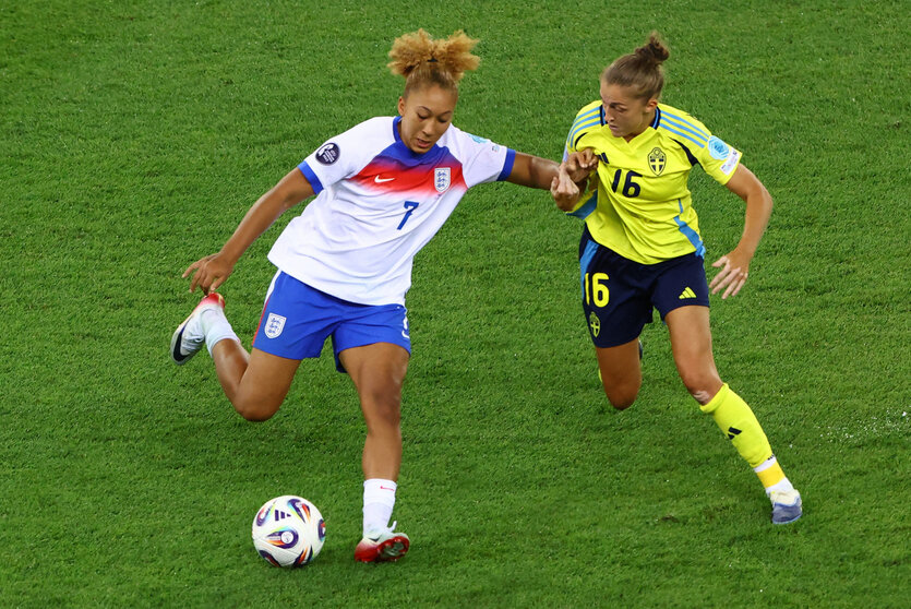 Fußballerinnen von England und Schweden im Zweikampf.