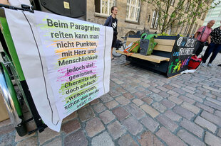 Demo-Transparent "Beim Paragraphenreiten kann man nicht punkten, mit Herz und Menschlichkeit jedoch viel gewinnen. Chemnitz, sag doch einfach : 'Willkommen, schön, dass ihr da seid'"