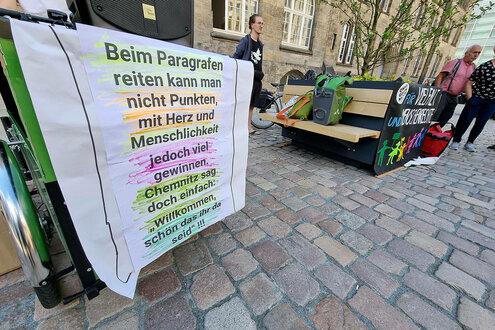 Demo-Transparent "Beim Paragraphenreiten kann man nicht punkten, mit Herz und Menschlichkeit jedoch viel gewinnen. Chemnitz, sag doch einfach : 'Willkommen, schön, dass ihr da seid'"