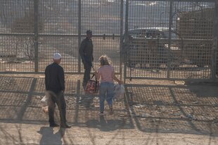 Israelische Drusen werden von den israelischen Verteidigungskräften am Grenzzaun auf den israelisch kontrollierten Golanhöhen an der Einreise nach Syrien gehindert.
