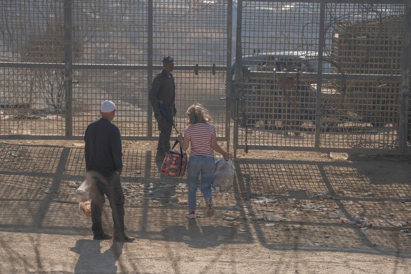 Israelische Drusen werden von den israelischen Verteidigungskräften am Grenzzaun auf den israelisch kontrollierten Golanhöhen an der Einreise nach Syrien gehindert.