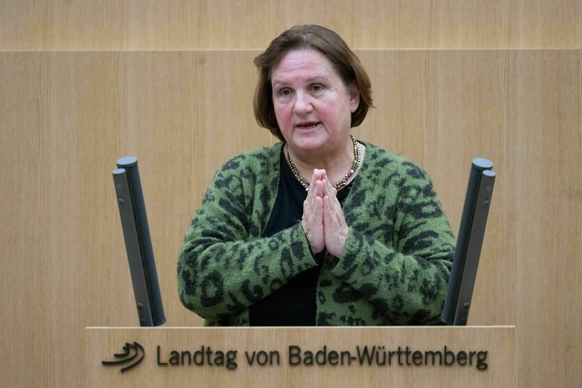 Theresa Schopper am Redepult im baden-württembergischen Landtag