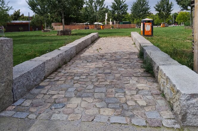 Gepflasterte Rampe