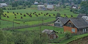 Landschaft und Bauernhof in der Ukraine.