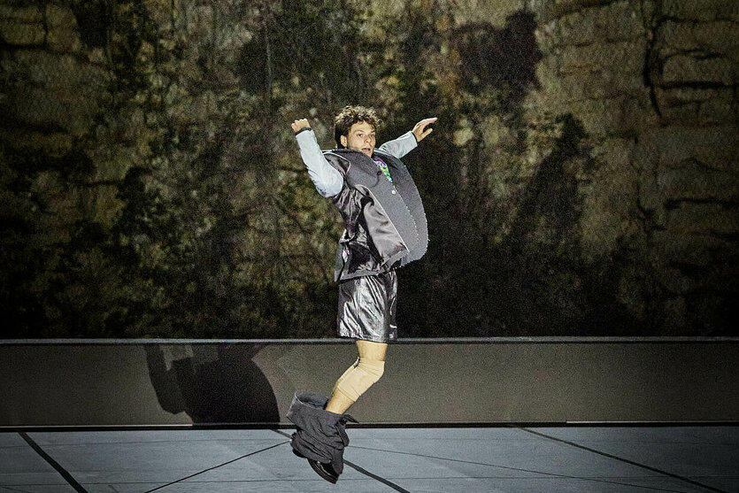Ein Schauspieler springt in die Luft, Szene aus "La Distance"