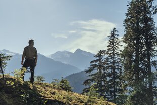 ein mann schaut über ein bergiges tal
