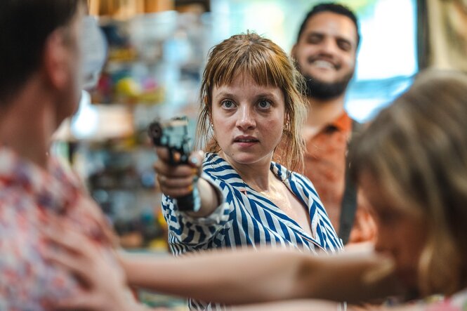 Schauspielerin zielt mit Knarre auf jemand, Szene aus 