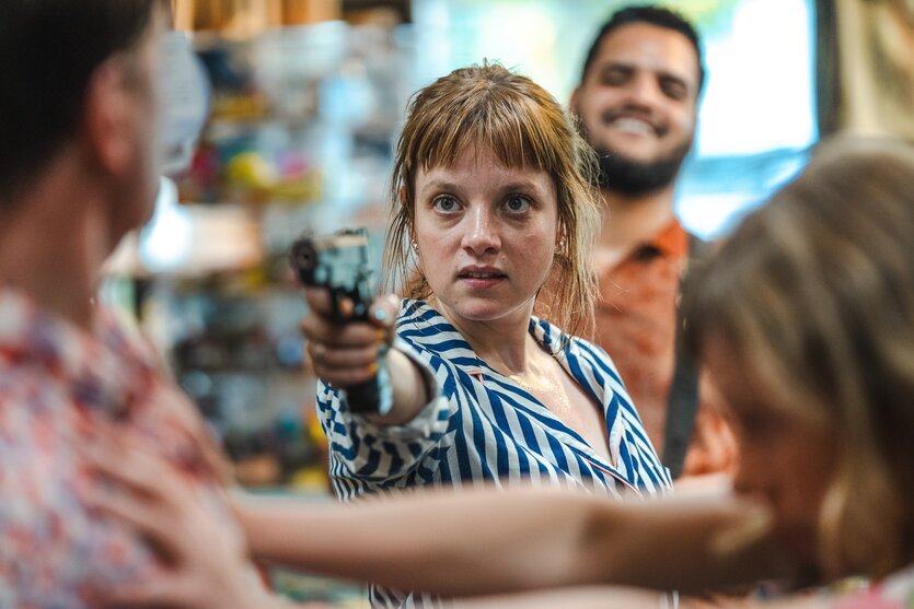 Schauspielerin zielt mit Knarre auf jemand, Szene aus "SchwarzeSchafe"