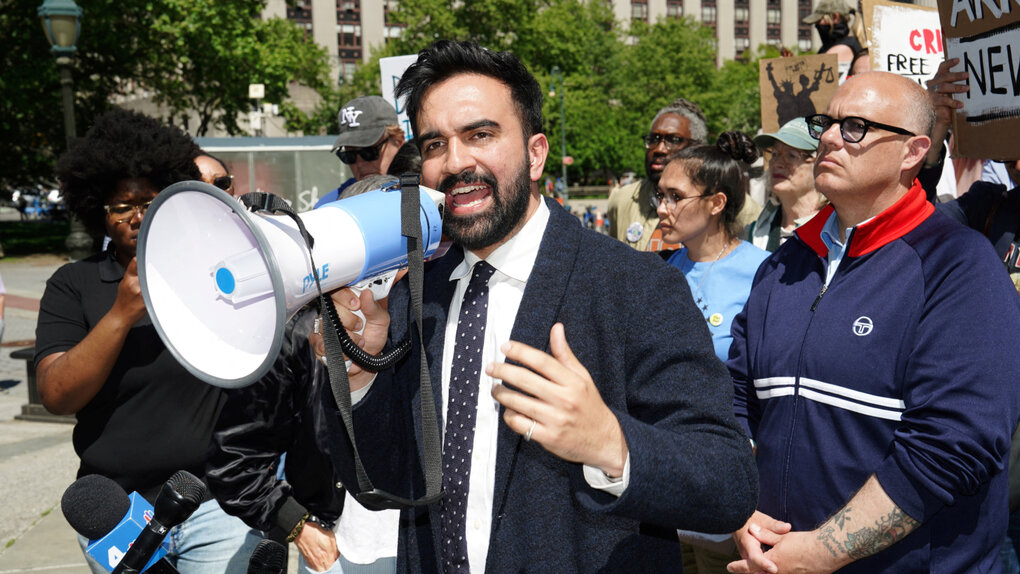 Bürgermeisterkandidat Zohran Mamdani mit einem Megaphon bei einer Veranstaltung.