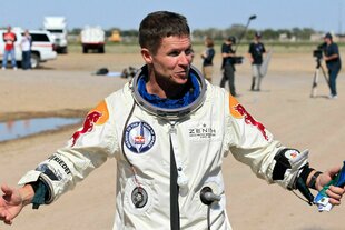 Felix Baumgartner nach dem Sprung aus einer Raumkapsel