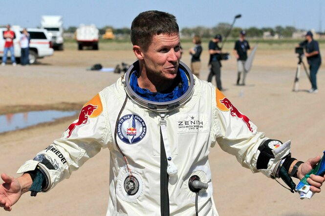 Felix Baumgartner nach dem Sprung aus einer Raumkapsel