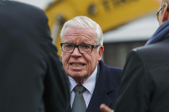 Ein Mann mit Brille auf einer Baustelle