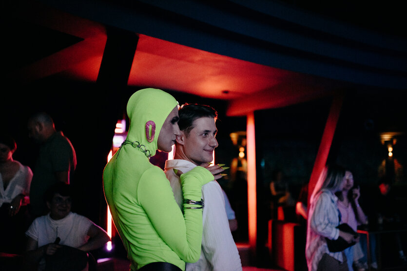 Zwei Zuschauer:innen des Queer Voices-Festival, eine in Drag