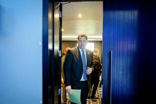 Lars Klinbeil mit Zettel in der Hand