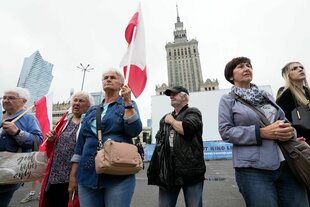 Anhänger der polnischen rechtsextremen Konföderationspartei nehmen an einer Anti-Immigrations-Demonstration in Warschau teil.