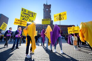 Als Geister verkleidete Aktivisten der Initiative Deutsche Wohnen & Co enteignen halten bei einer Pressekonferenz vor dem Roten Rathaus Transparente in die Höhe.