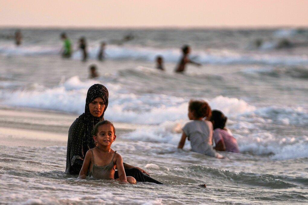 Eine Frau mit einem Kind im Meer