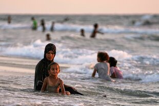 Eine Frau mit einem Kind im Meer