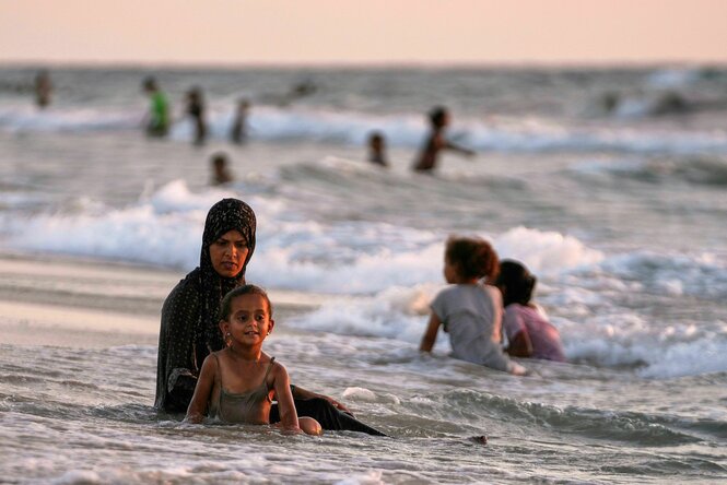 Eine Frau mit einem Kind im Meer