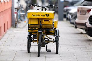 Fahrrad der Deutschen Post auf Gehweg