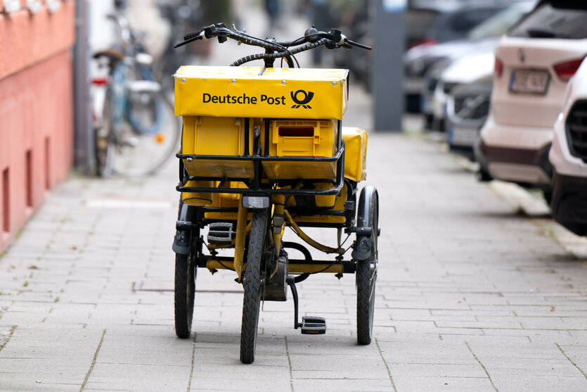 Fahrrad der Deutschen Post auf Gehweg