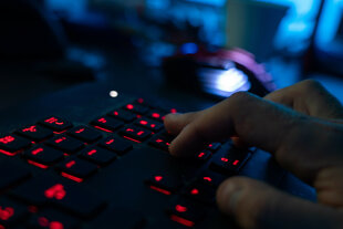 Hand, die auf Tastatur tippt