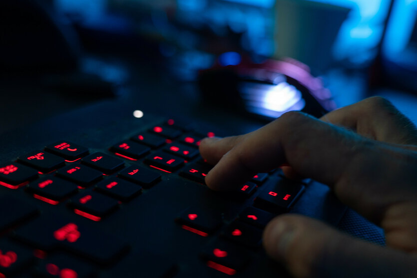 Hand, die auf Tastatur tippt