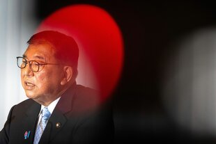 Premierminister Shigeru Ishiba vor der symbolischen japanischen Sonne am Montag vor der Presse im Hauptquartier seiner konservativen LDP