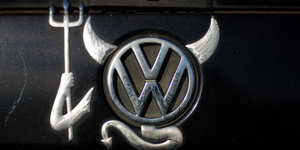 Das VW-Symbol mit Teufelsinsignien: Hörner, Schwanz und Dreizack