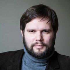Zu sehen ist der Philosoph Daniel-Pascal Zorn in einem blauen Rollkragenpullover unter einem schwarzen Jackett.