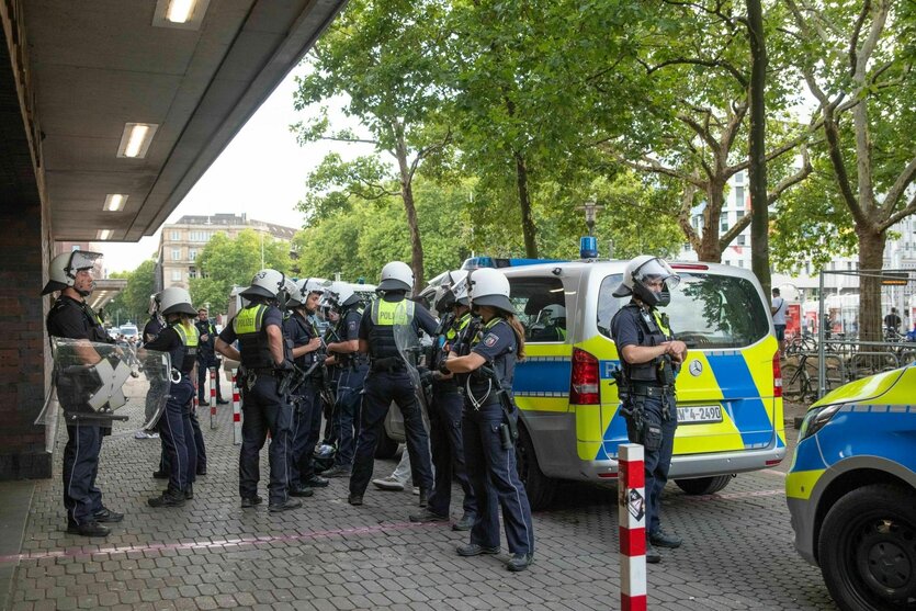 Behelmte Polizeikräfte bei einem Einsatz.