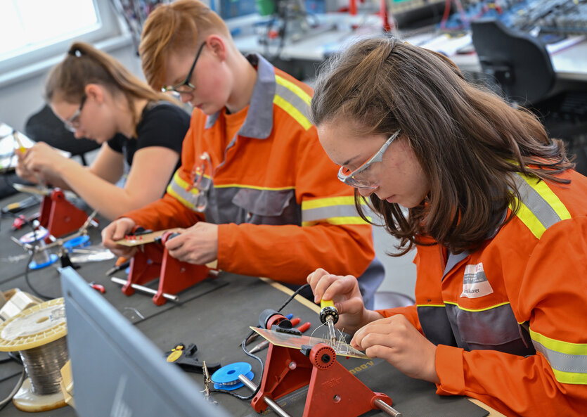Auszubildende lernen im Elektrobereich vom Berufsbildungszentrum des Stahlproduzenten ArcelorMittal.