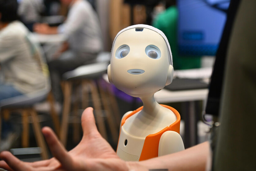 Ein menschlich aussehender Roboter auf der Automatica, Leitmesse für intelligente Automation und Robotik in München