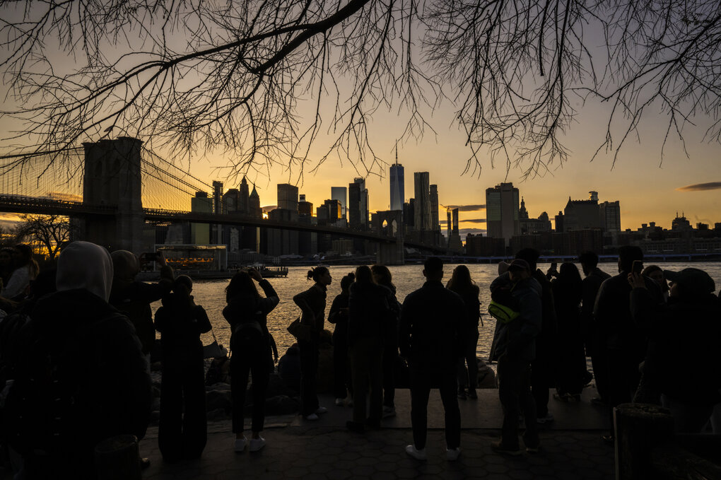 Blick auf die Skyline von Manhattan bei Sonnenuntergang
