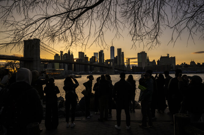 Blick auf die Skyline von Manhattan bei Sonnenuntergang