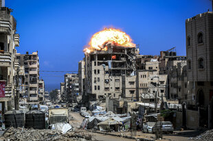 Explosion eines Hauses nach einem Angriff.