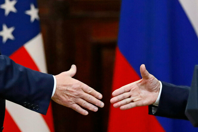 US Präsident Donald Trump (l) und der russische Präsident Wladimir Putin (r) geben sich die Hand