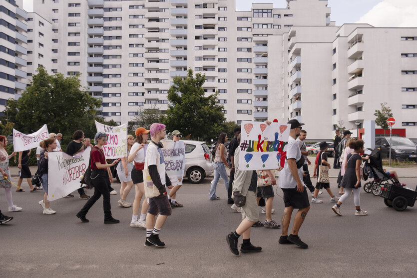 Die Unkürzbar-Demo zieht durchs Märkische Viertel in Richtung Heatwave Festival.
