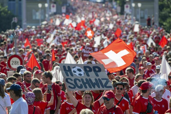 Masse von Schweizer Fans auf einer Straße in Bern