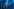 Eine Person auf einer Bühne im blauen Scheinwerferlicht