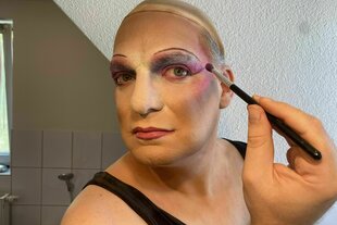 Portrait einer Dragqueen beim Schminken