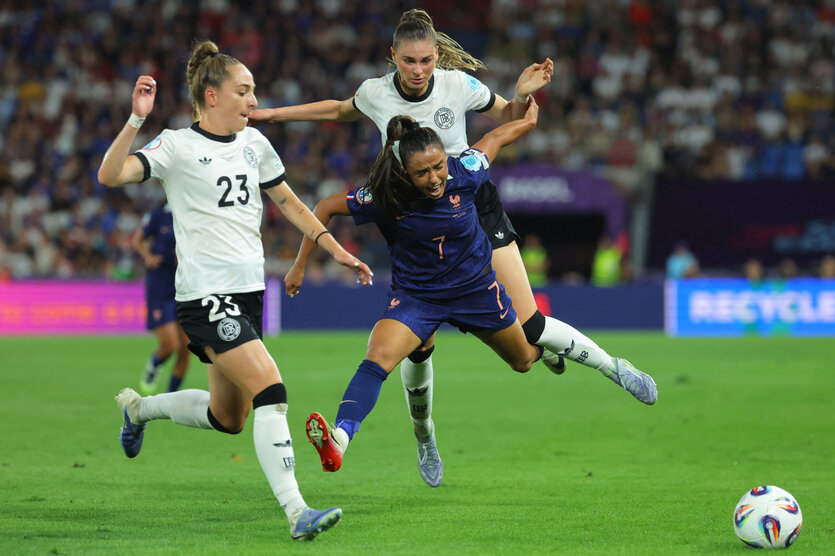 Sophia Kleinherne rennt dem Ball hinterher, hinter ihr zwei Spielerinnen