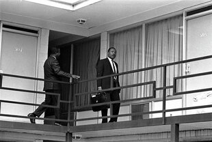 Martin Luther King Jr. kurz vor seiner Ermordung auf dem Balkon des Lorraine Motels in Memphis, 3. April 1968
