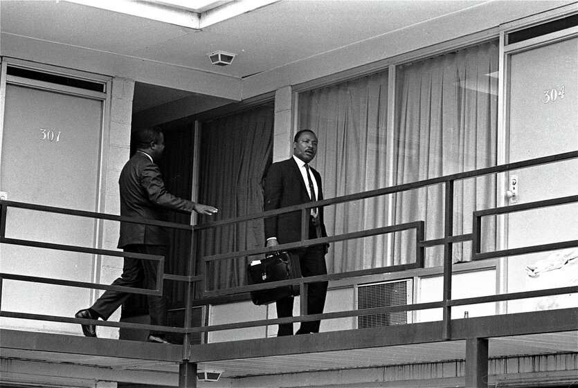 Martin Luther King Jr. kurz vor seiner Ermordung auf dem Balkon des Lorraine Motels in Memphis, 3. April 1968