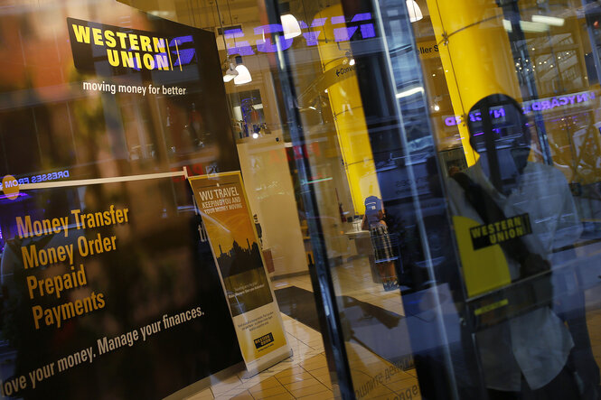 Blick durch die Scheibe eines Western Union Shops in New York