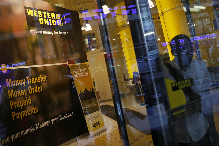 Blick durch die Scheibe eines Western Union Shops in New York