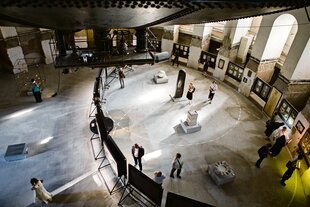Im Kesselsaal des Hamburger Planetariums hängen Bilder in einer kreisförmigen Anordnung.