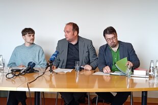 Die Bundestagsabgeordnete Luke Hoß, Sebastian Roloff und Helge Limburg bei einem Pressegespräch.