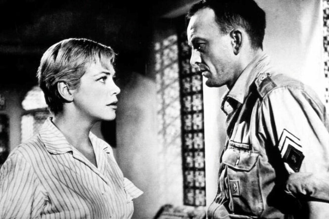 Filmstill aus dem Schwarz-Weiß-Film „Madeleine und der Legionär“. Die Lehrerin Madeleine Durand (links im Bild, gespielt von Hildegard Knef) spricht mit dem Militärvorgesetzten Robert Altmann (gespielt von Hannes Messemer)