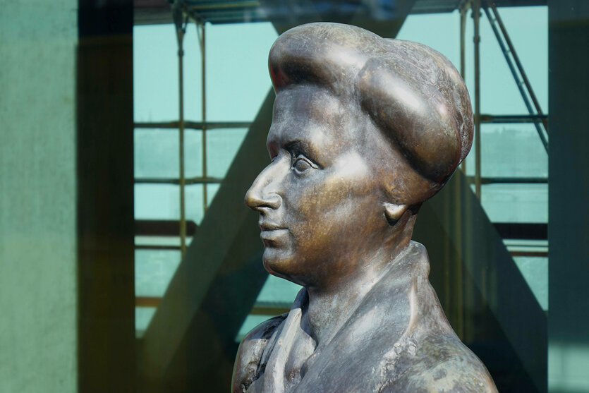 Plastik zeigt Rosa Luxemburg.